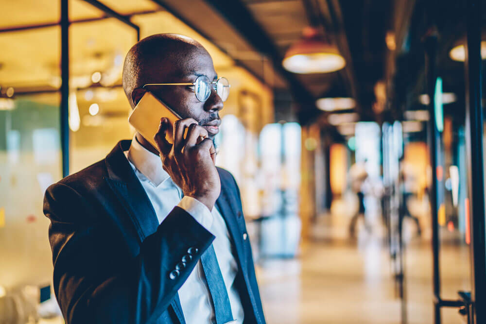 Mann mit Brille telefoniert mit Smartphone